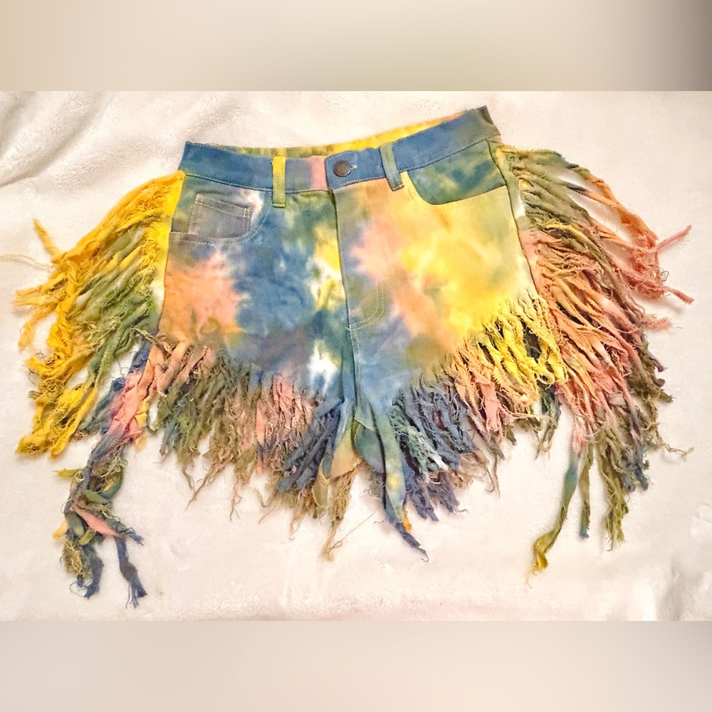 Fringed tie dye denim shorts. ✌🏼Super adorable! ✌🏼💛💙🧡